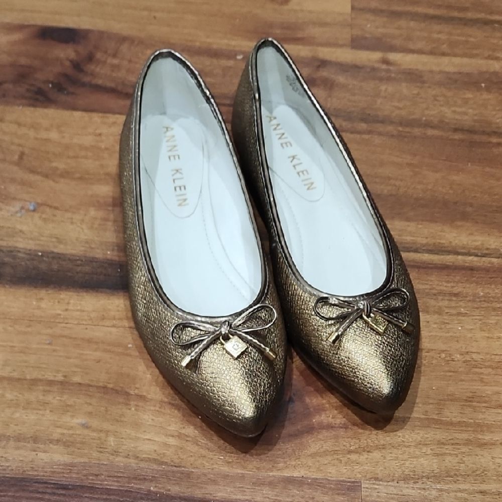 NWOT Anne Klein Leather Metallic Gold Bow Flats